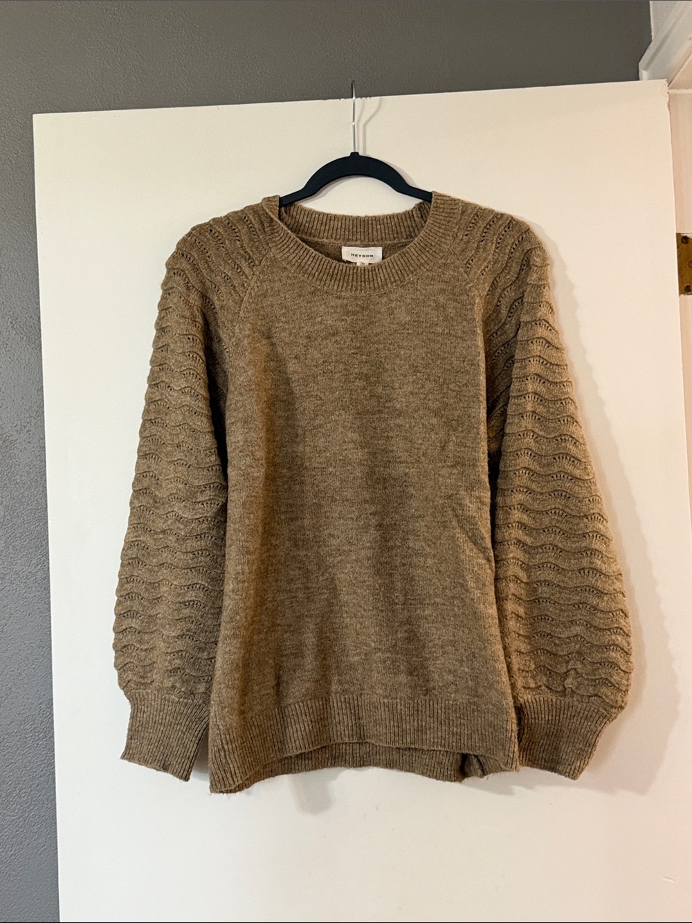 Cozy Textured Balloon-Sleeve Crewneck Sweater in Camel